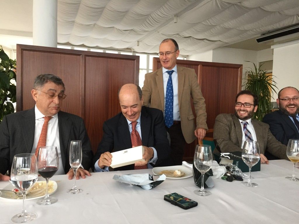 2014-11-24 17.19.42-entrega obsequio