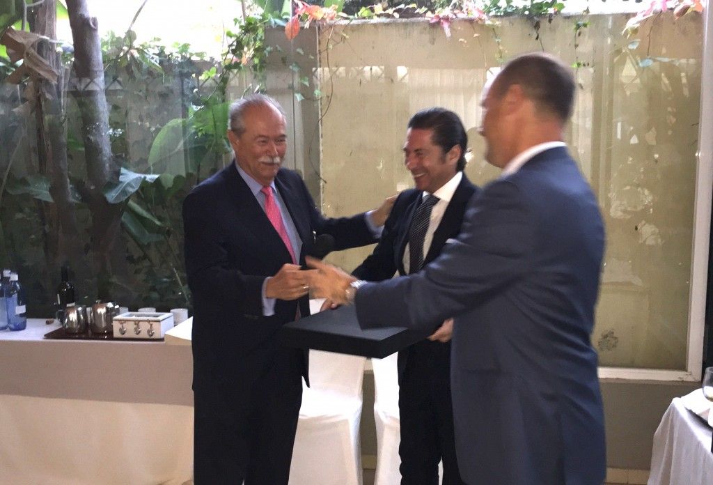 2015-11-16 17.48.23 entrega de recuerdo